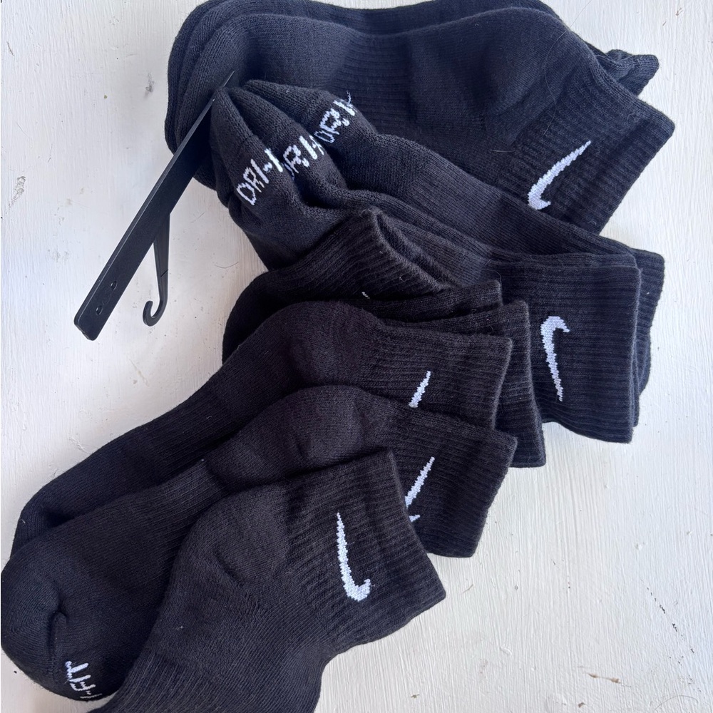 NWT Nike Black Athletic Crew Socks, Size Medium, M 6-8, W 6-10,damaged packaging